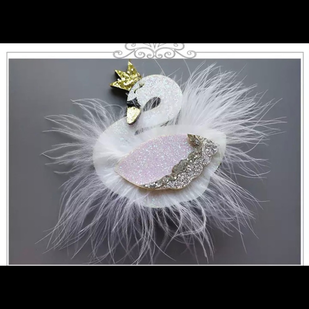 Gorgeous swan hair clip.